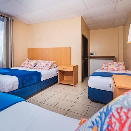 Hostal North Seymour プエルトアヨラ エクステリア 写真